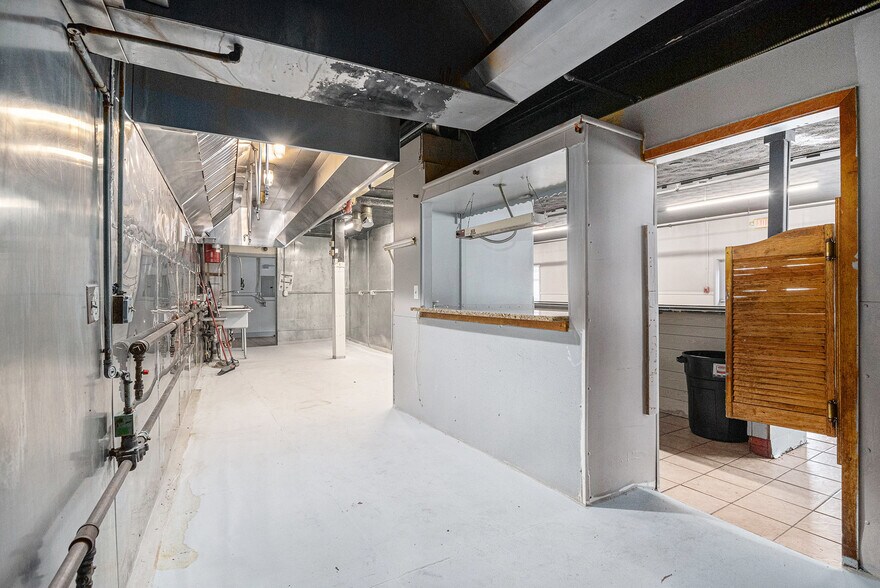 More Photos Of 6500 Railroad Ave, Omaha Restaurant For Sale