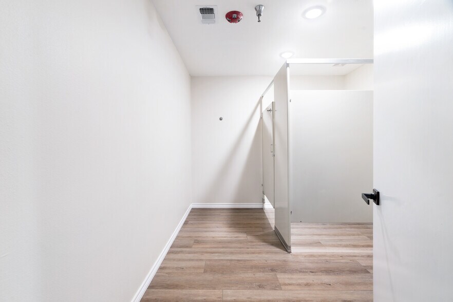 More Photos Of 3790 Lamar Ave, Paris Warehouse For Sale