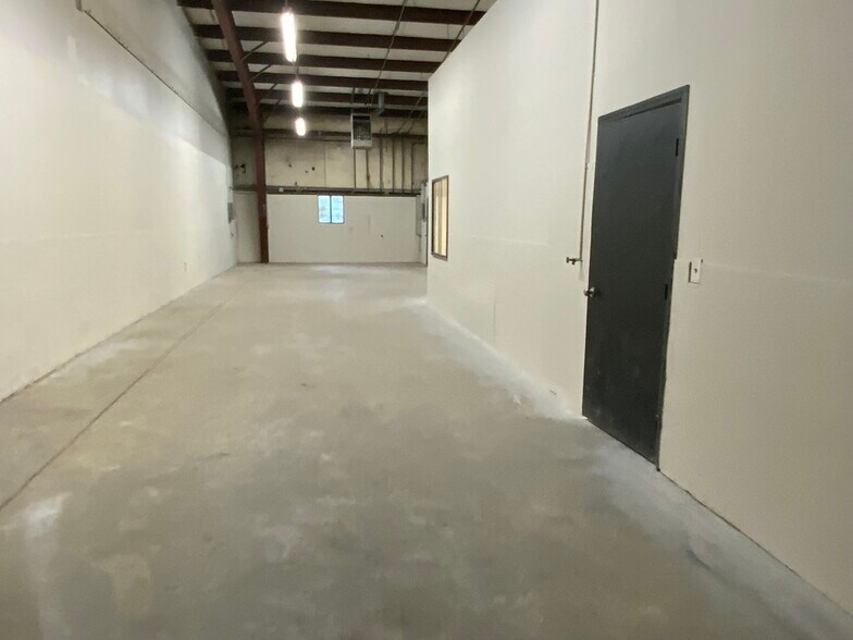 More Photos Of 6356 Carter St, Merriam Warehouse For Lease