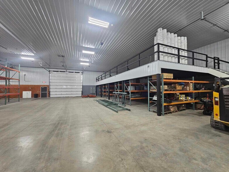 More Photos Of 170 W Circle Dr, Saint Charles Manufacturing For Lease