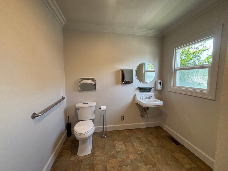 More Photos Of 2052 4th St, Livermore Freestanding For Lease