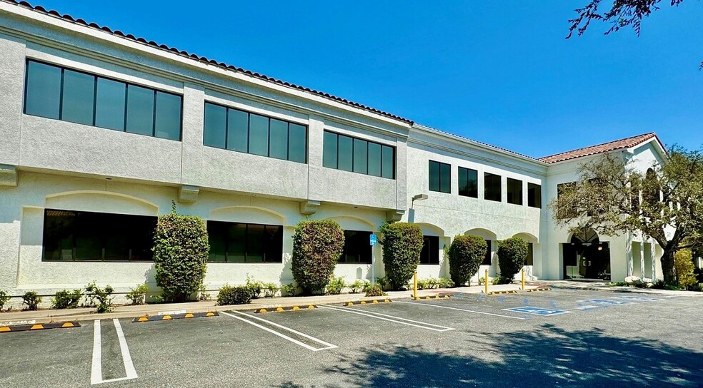 Primary Photo Of 351 Rolling Oaks Dr, Thousand Oaks Medical For Lease