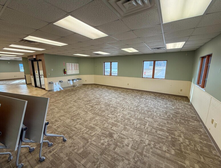 More Photos Of 3139 41st St NW, Rochester Office For Sale
