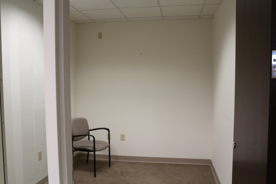 More Photos Of 3201 W White Oaks Dr, Springfield Office For Sale