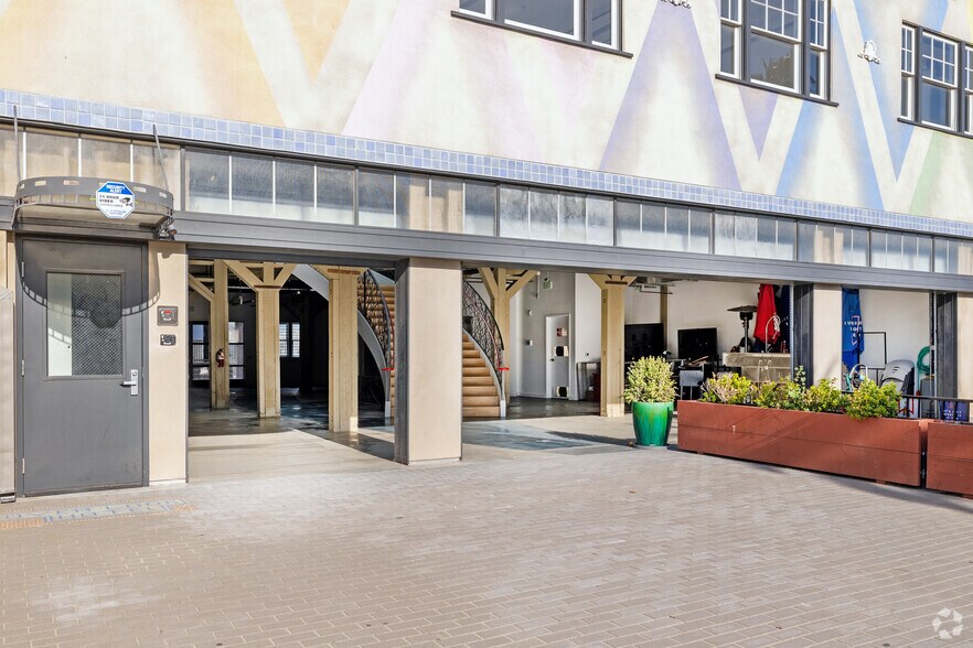 More Photos Of 1605 Ocean Front Walk, Santa Monica Storefront For Lease