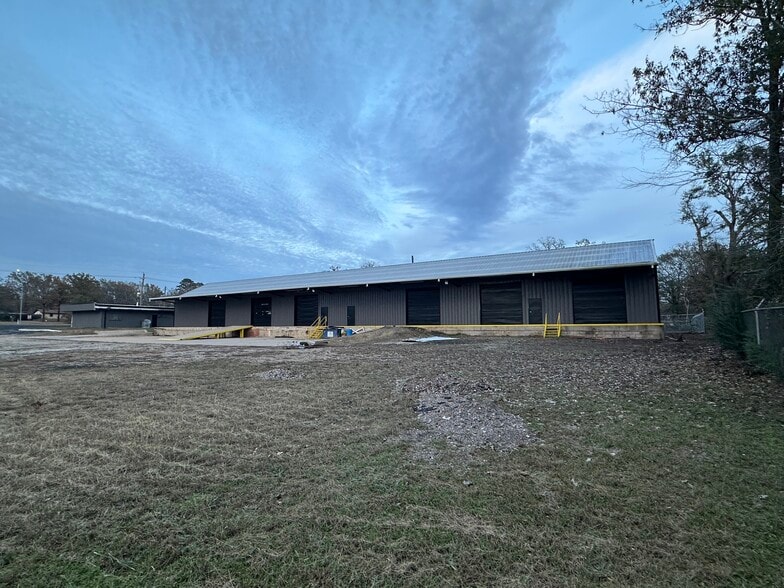 More Photos Of 2820 E Marshall Ave, Longview Light Manufacturing For Lease