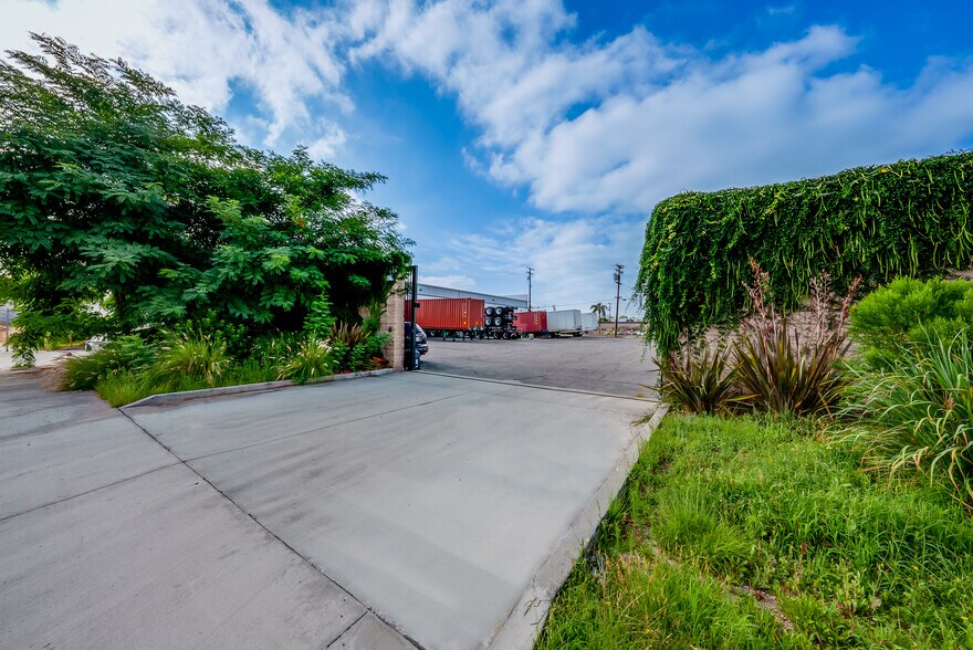 More Photos Of 13360 Molette St, Santa Fe Springs Warehouse For Lease