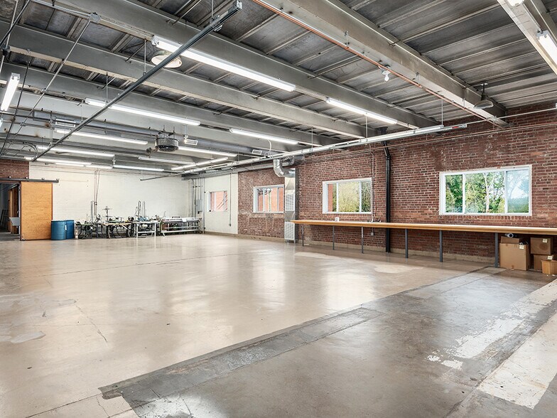 More Photos Of 701 Oriole Dr, Hendersonville Warehouse For Sale