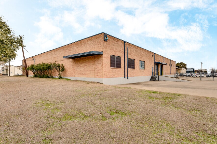 More Photos Of 8408 Chancellor Row, Dallas Warehouse For Lease