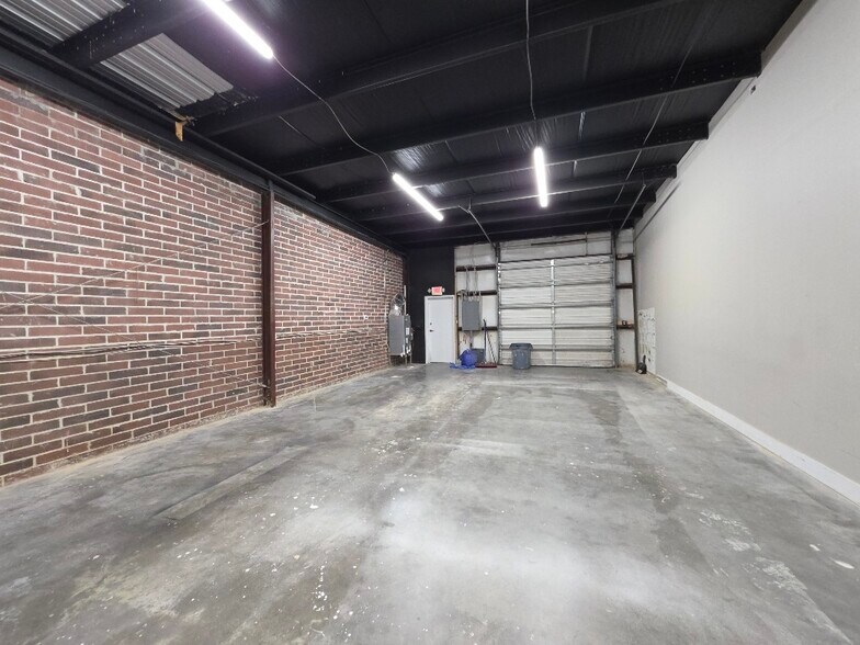 More Photos Of 39 Persimmon St, Bluffton Flex For Lease