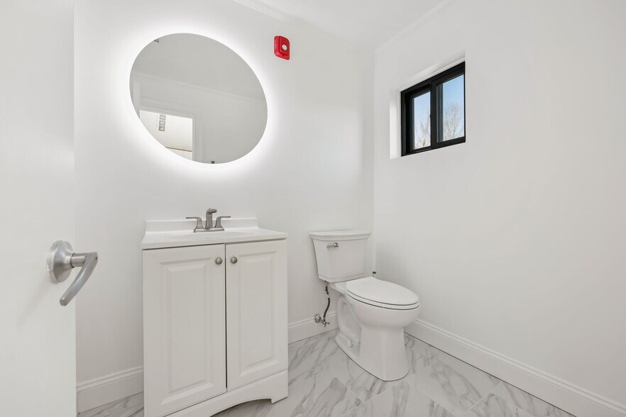 More Photos Of 31 Saint Roch Ave, Greenwich Office Residential For Lease