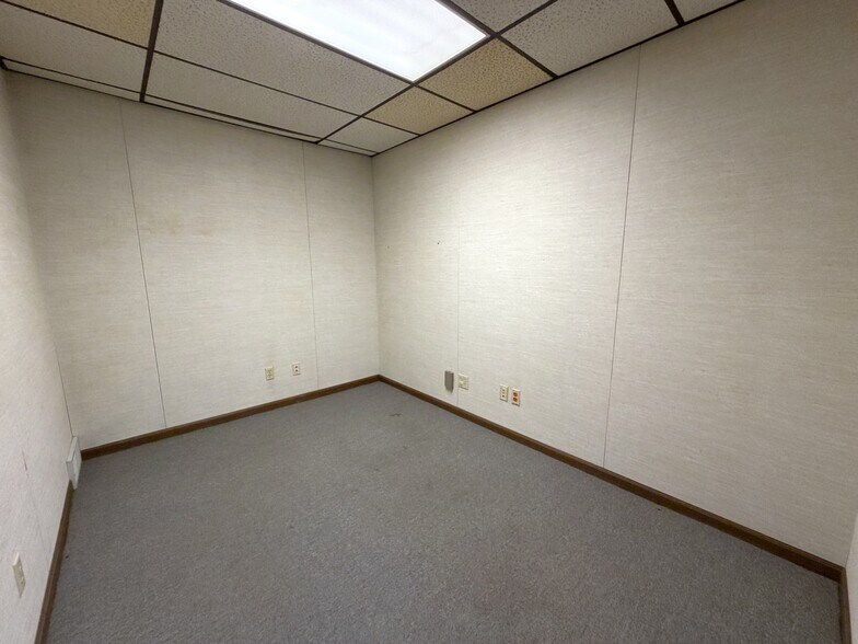 More Photos Of 305 N Mason St, Carrollton Office For Sale