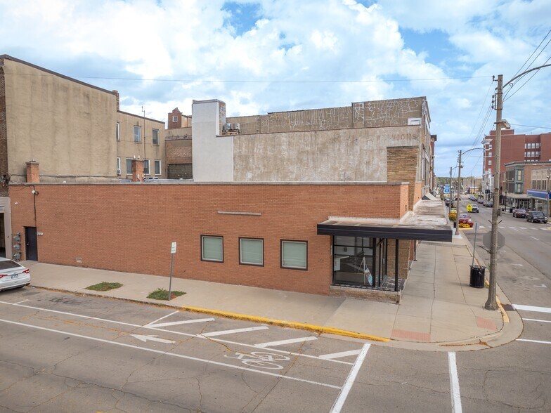 More Photos Of 26-30 W Stephenson St, Freeport General Retail For Sale