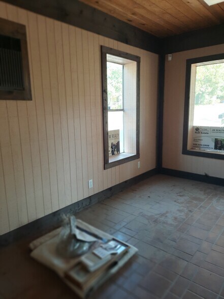 More Photos Of 1124 E Houston Ave, Crockett Freestanding For Sale
