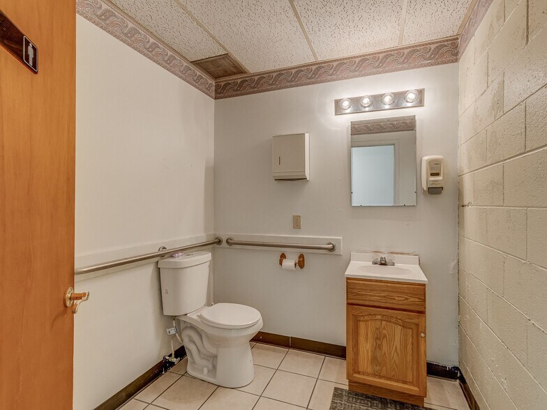 More Photos Of 111 N 4th St, Seminole Office For Sale