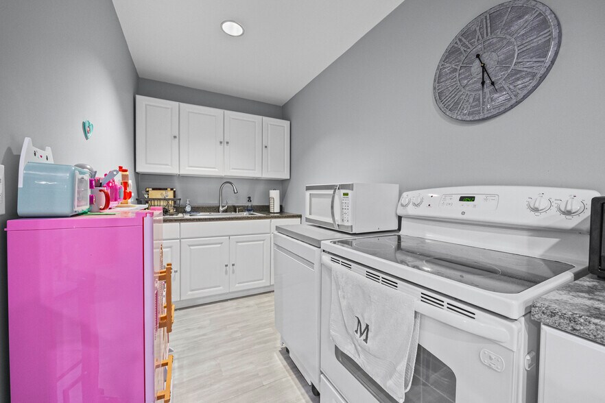 More Photos Of 227 West Ave, Albion Town Orleans Flex For Lease
