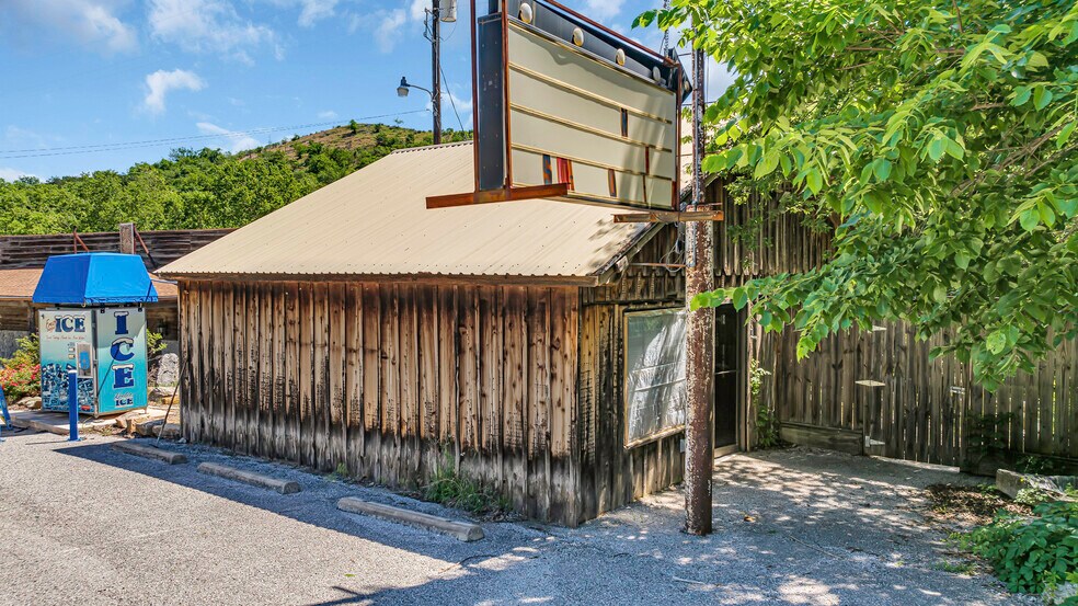 More Photos Of 4565 US-77 Hwy, Davis Specialty For Sale