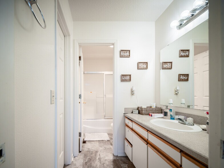 More Photos Of 550 SE 5th Ave, Canby Apartments For Sale