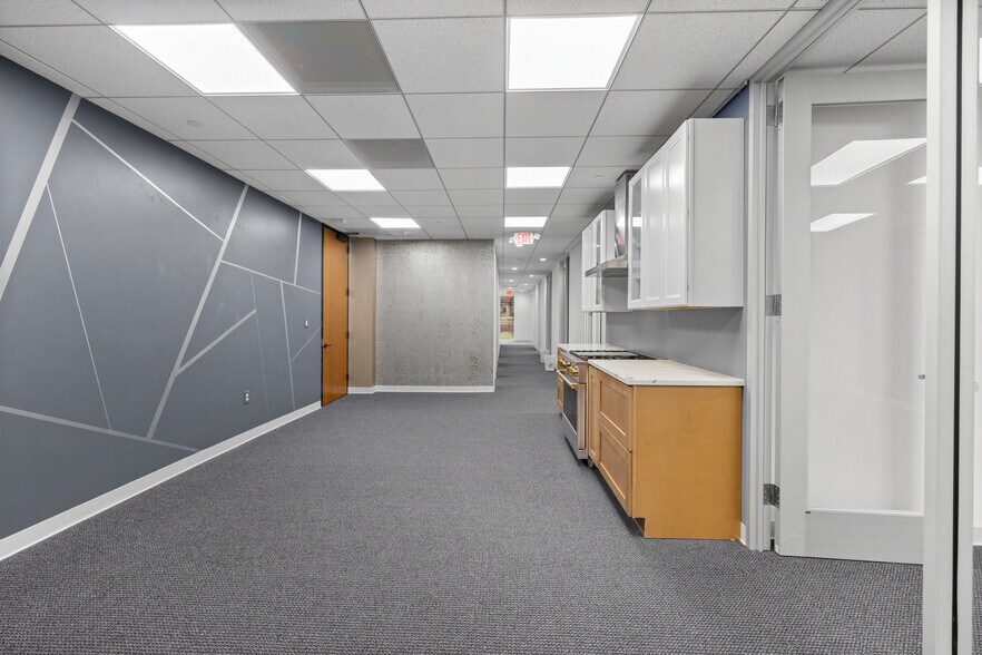 More Photos Of 17 S Briar Hollow Ln, Houston Office Residential For Lease