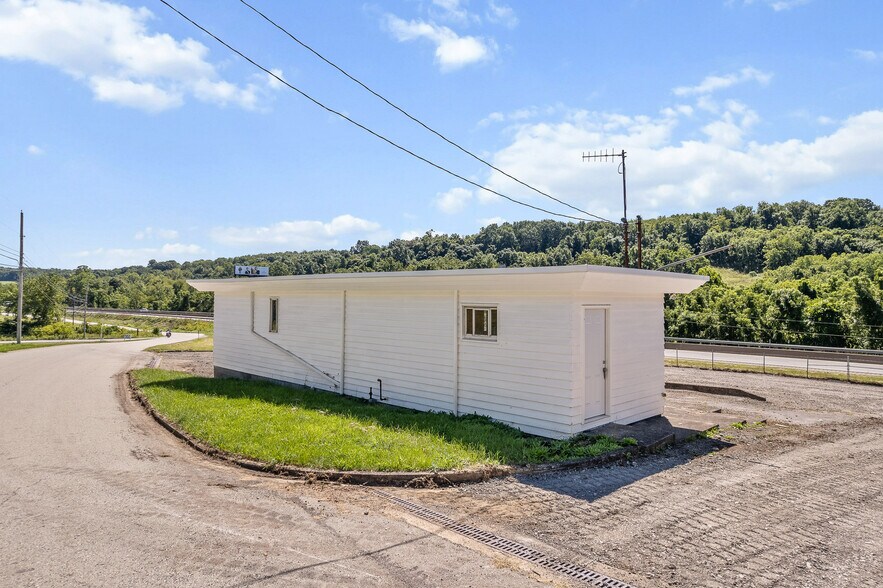 More Photos Of 810 Carlton Dr, Bentleyville Office For Lease