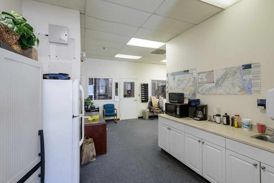 More Photos Of 6600 Cabot Dr, Glen Burnie Warehouse For Lease