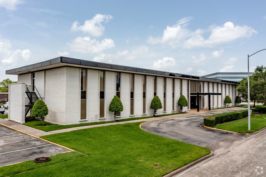 More Photos Of 16903 Buccaneer Ln, Houston Coworking Space