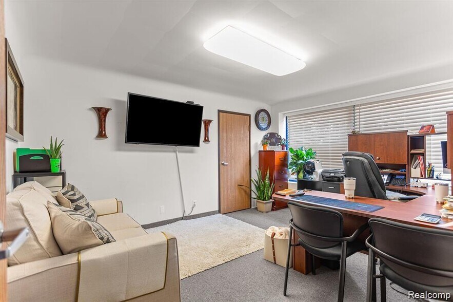 More Photos Of 3020 Oakwood Blvd, Melvindale Office For Sale