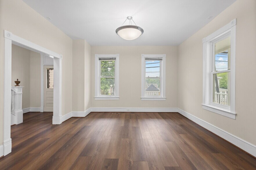 More Photos Of 8519 Chestnut Ave, Bowie Storefront For Sale