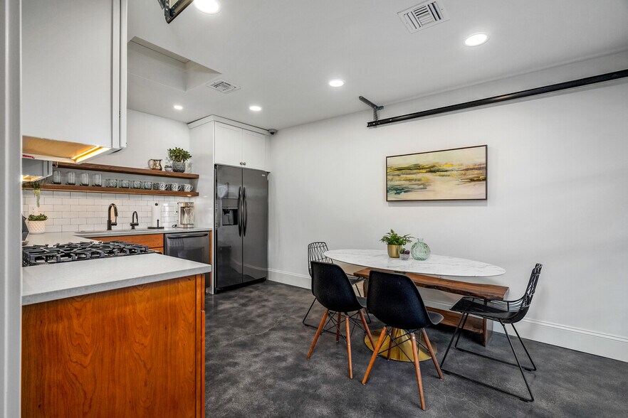 More Photos Of 144 S Main St, Independence Storefront Retail Office For Sale