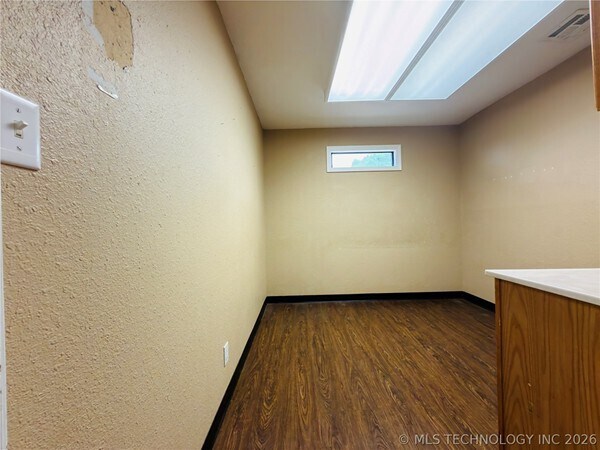 More Photos Of 1002 E Cherry St, Cushing Medical For Sale