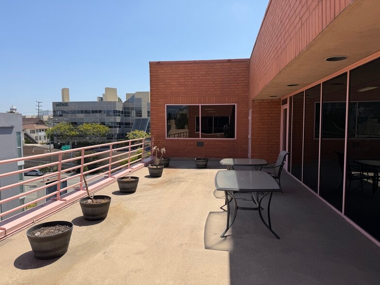 More Photos Of 10495 Santa Monica Blvd, Los Angeles Office For Sale