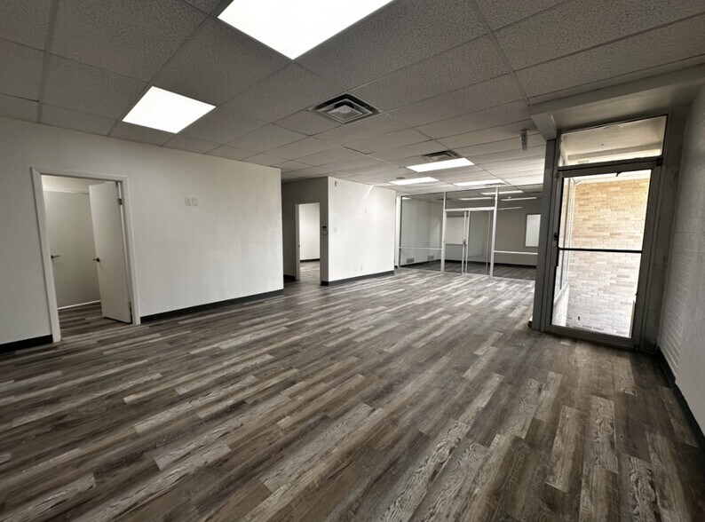 More Photos Of 1533-1555 Prudential Dr, Dallas Showroom For Lease
