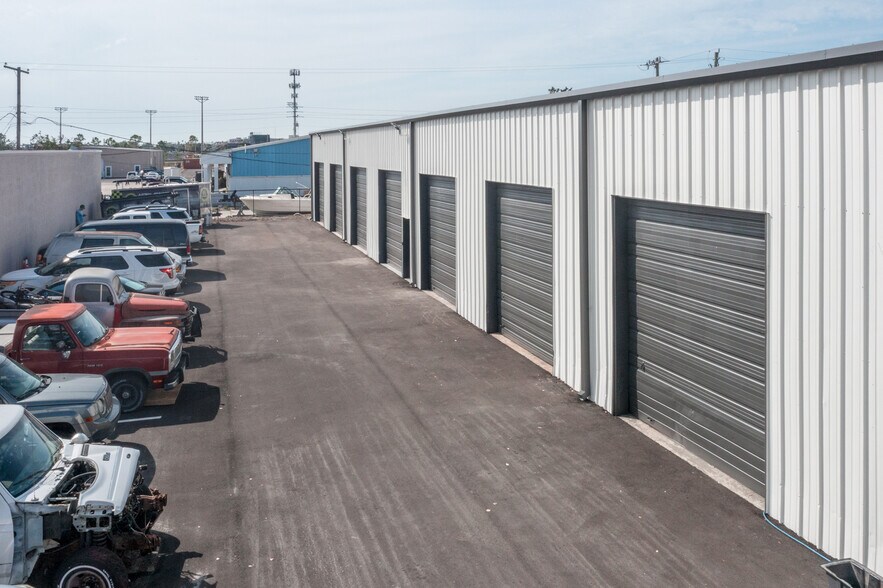 More Photos Of 320 Warfield Ave, Venice Warehouse For Sale