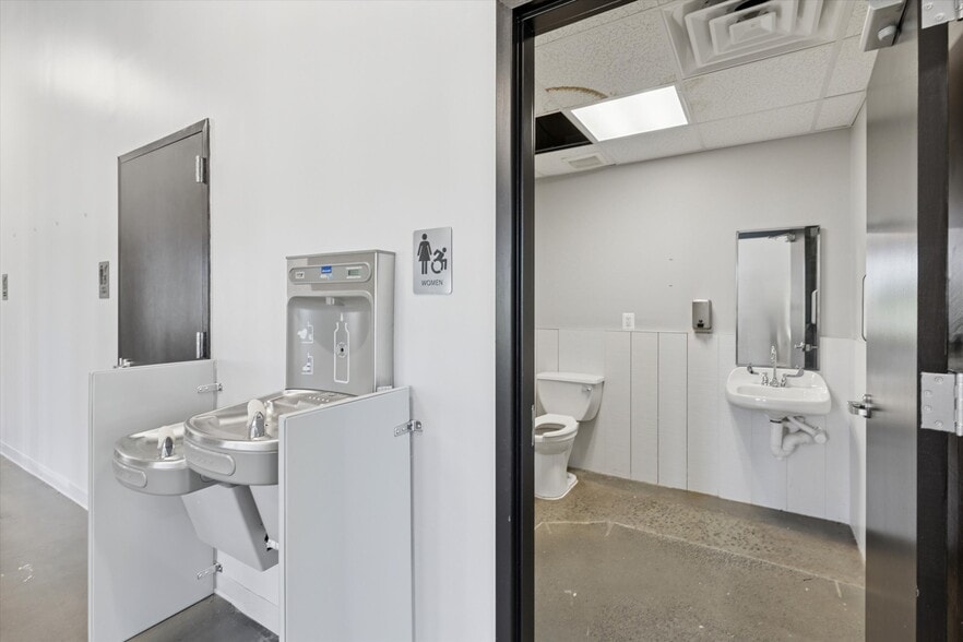 More Photos Of 950 Dekalb Pike, Blue Bell General Retail For Sale