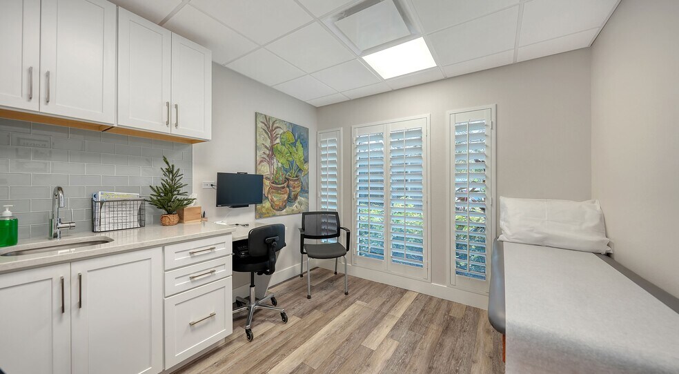 More Photos Of 1630 S Tuttle Ave, Sarasota Medical For Sale