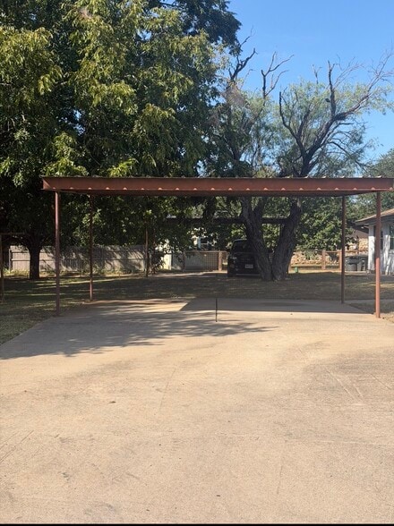 Primary Photo Of 1405 N Crockett St, Fredericksburg Apartments For Sale