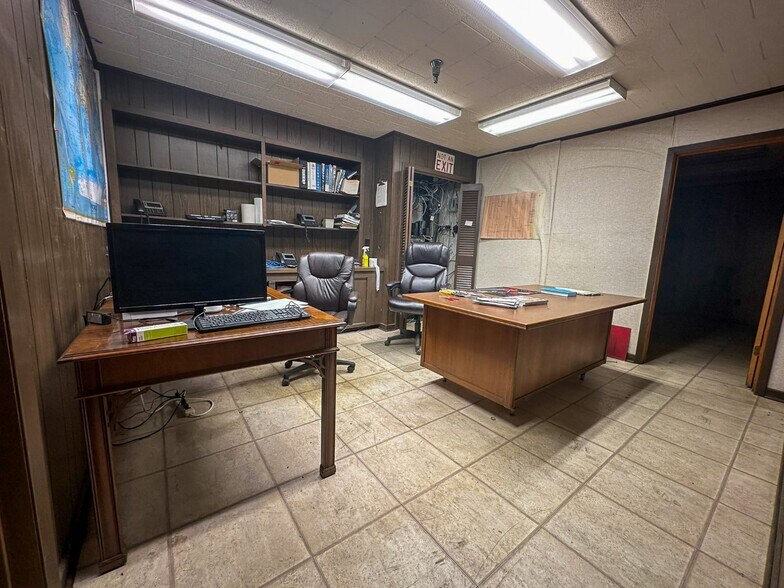 More Photos Of 101 Anvil St, Jacksonville Warehouse For Sale