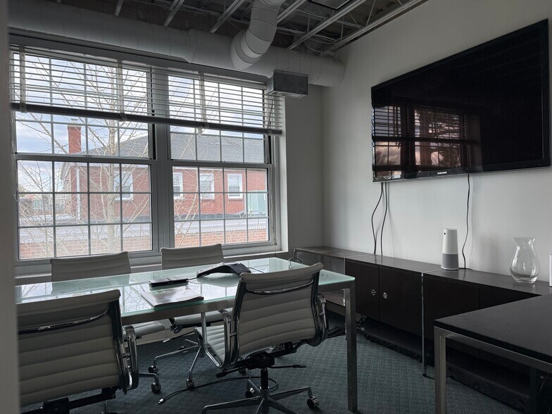 More Photos Of 85 Forest Ave, Locust Valley Office For Lease