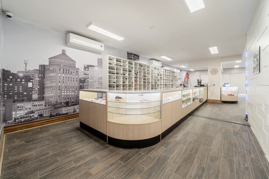 More Photos Of 6092-6120 Ch De La Côte-Des-Neiges, Montréal Storefront Retail Office For Lease