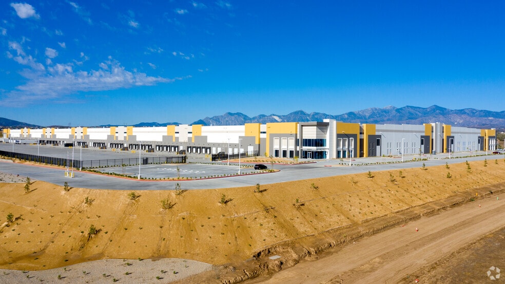 More Photos Of 11895 Cedar St, Hesperia Distribution For Lease