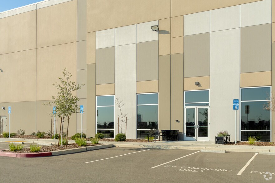 More Photos Of 7461 Metro Air Pky, Sacramento Warehouse For Lease