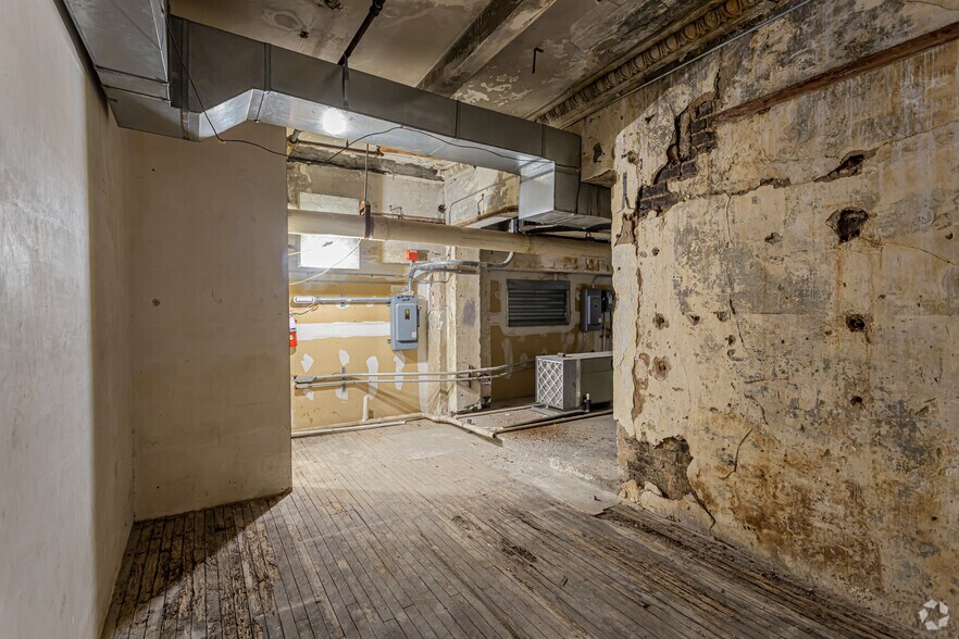 More Photos Of 714 Canal St, New Orleans Storefront Retail Office For Lease