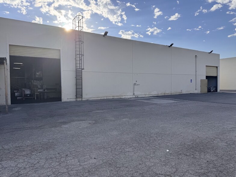 More Photos Of 21333 Deering Ct, Canoga Park Distribution For Sale