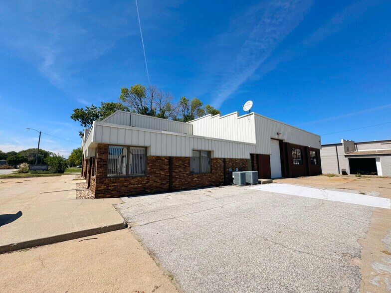 More Photos Of 1160 Lincoln St, Blair Light Manufacturing For Sale