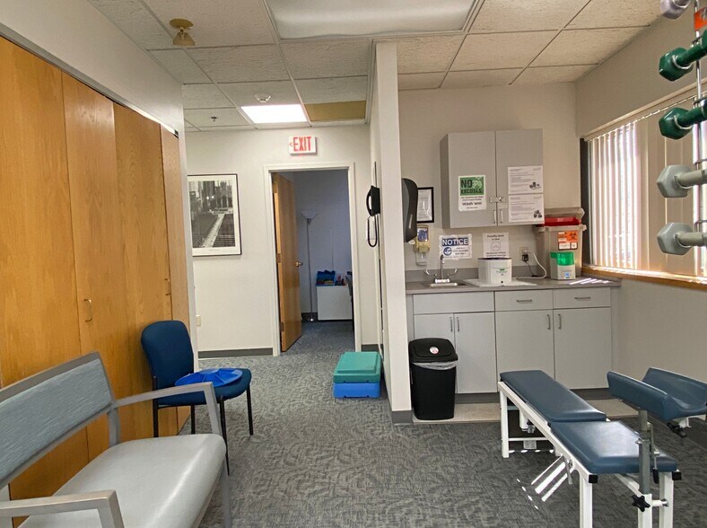 More Photos Of 20 Pondmeadow Dr, Reading Medical For Sale