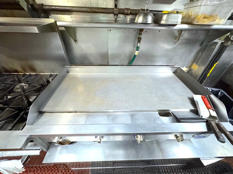 More Photos Of 128 Metropolitan Ave, Brooklyn Restaurant For Lease