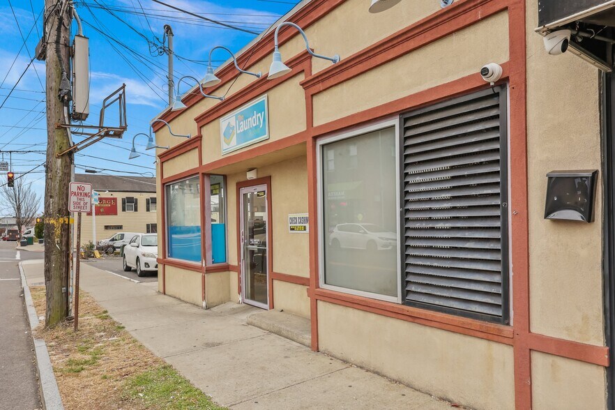 More Photos Of 6 N Water St, Greenwich Freestanding For Sale
