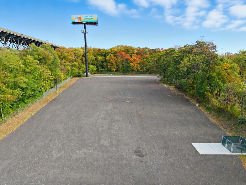 More Photos Of 1922 River Rd, Burlington Contractor Storage Yard For Lease