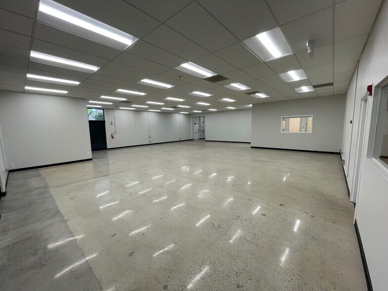 More Photos Of 2650-2656 E Bayshore Rd, Palo Alto Light Manufacturing For Lease