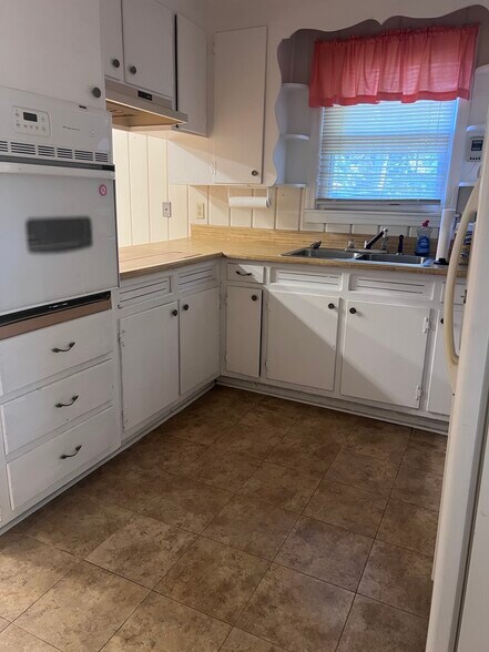 More Photos Of 1 Elizabeth Dr, Greenville Freestanding For Sale